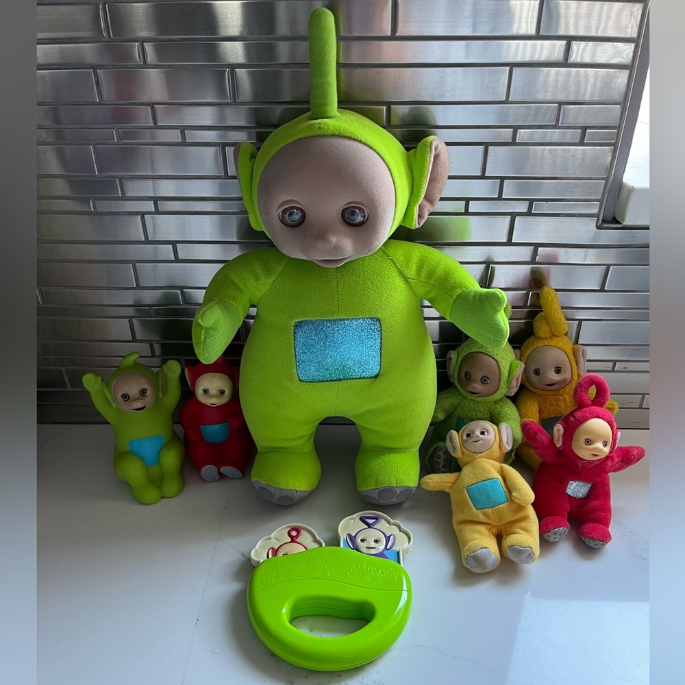 7 adorable teletubbies. Includes plush and plastic teletubbies! And plastic toy.